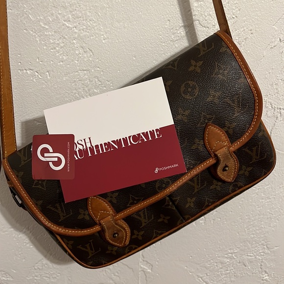 AUTHENTICATED Louis Vuitton Crossbody Bag Purse - Picture 16 of 16